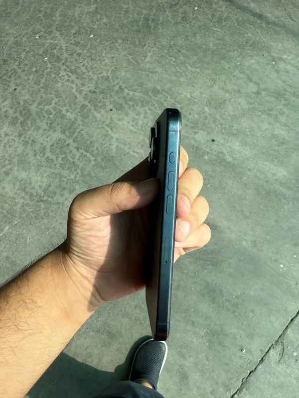 iPhone 15 pro blue 2