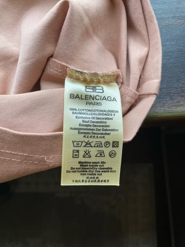 Balenciaga futbolkasi 4 Balenciaga futbolkasi 4