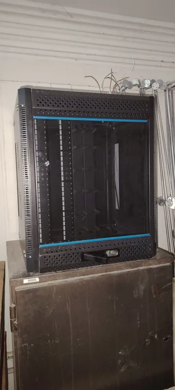 Komplekti bilan server shkafi shoshilinch sotiladi 3 Komplekti bilan server shkafi shoshilinch sotiladi 3