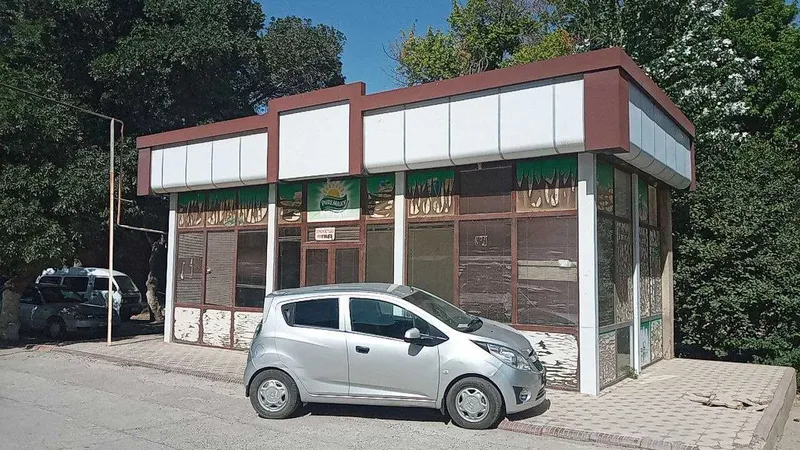 Qarshi shahar centerida joylashgan do'kon sotiladi 2