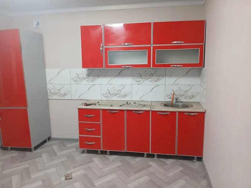 akrel oshxona mebeli ozgina ishgan joyi bor