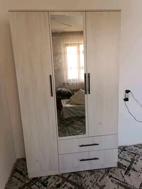 shkaf sotiladi birinchi quldan sexdi uzidan boradi