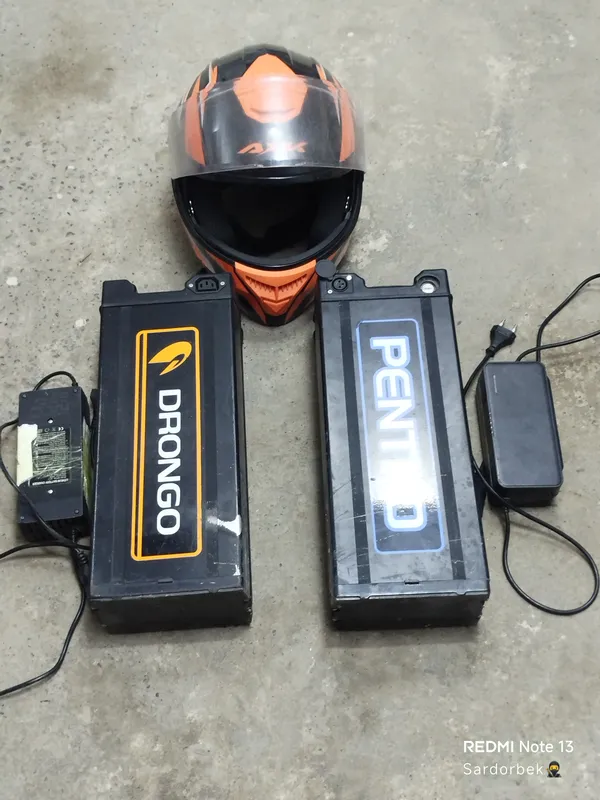 Elektro skuter uchun akumlyatorlar shlem zarajnik