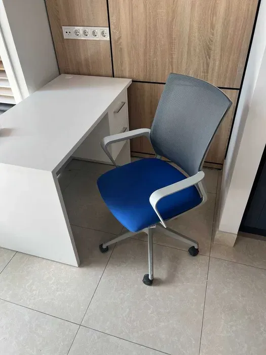 120×60 o‘lchamdagi, ikki tortmali yozuv stoli sotiladi 3