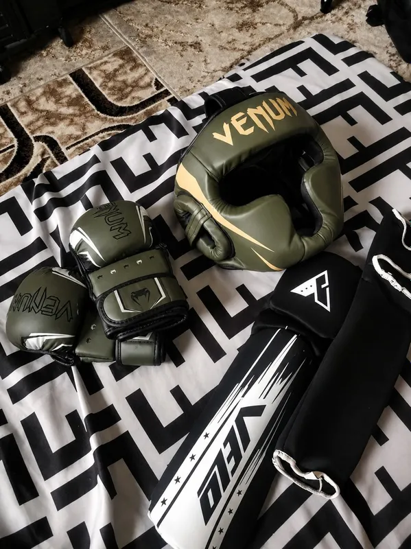 Venom shlem,perchatka futa arzon narxda set!!!