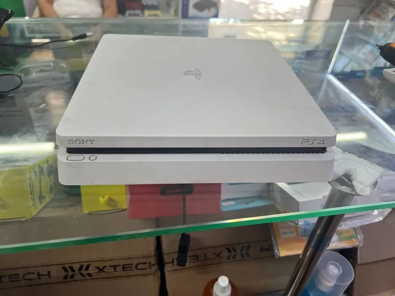Playstation 4 slim 1