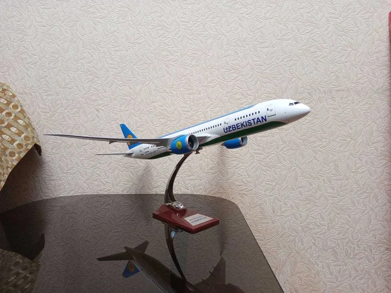Боинг-727 ( Boeing-727 ). модель самолета ( дерево ) ( 1:100 )