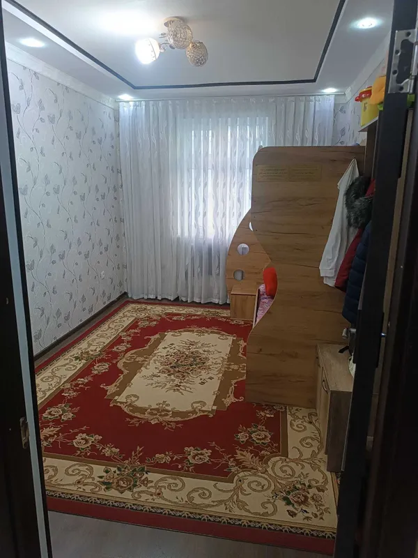 Chirchiq shahar saodat kóchasi 5etajli dom o'rta podezd 4 etaj 4 Chirchiq shahar saodat kóchasi 5etajli dom o'rta podezd 4 etaj 4