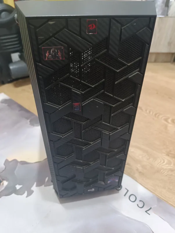 Aerocool Hive korpusi custom dizaynda 2 Aerocool Hive korpusi custom dizaynda 2