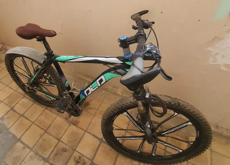 Rasmda tog' velosipedi (mountain bike) tasvirlanga