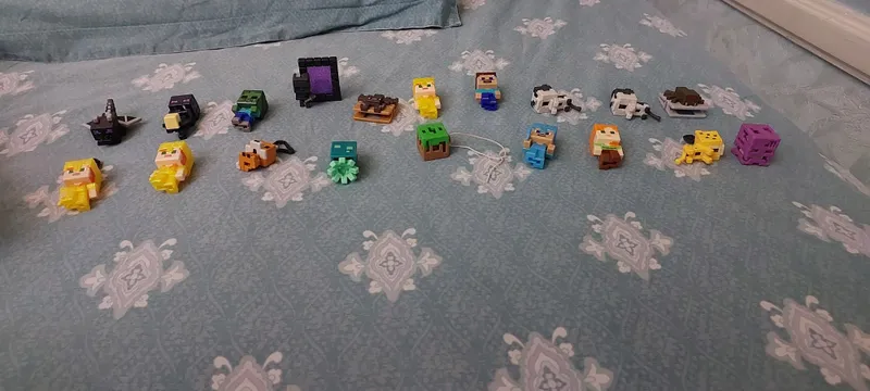 Много коллекционных и новых фигурок с коллекции Minecraft kinder joy
