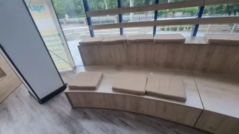 Krugliy stul dlya uchebniy centr
