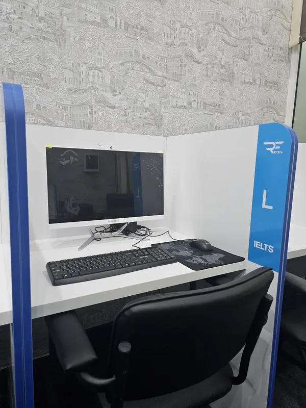 Mock center yoki Prava markaz uchun kompyuter va mebellar