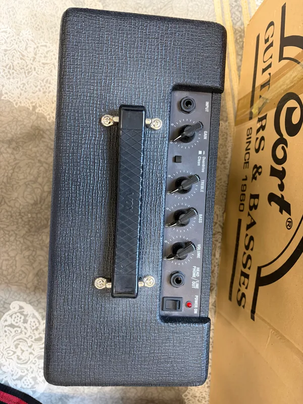 VOX kombo kuchaytirgichi bilan Cort elektro gitarasi 7 VOX kombo kuchaytirgichi bilan Cort elektro gitarasi 7