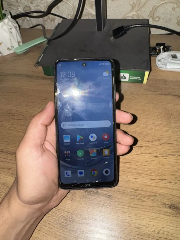 Redmi 2022 holati yaxshi ekrandgi singan joyi steklo