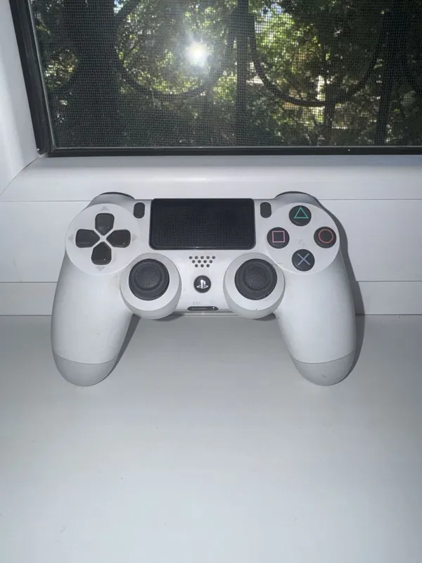 Джойстик на Плейстейшн 4 (PS 4) 2 Джойстик на Плейстейшн 4 (PS 4) 2