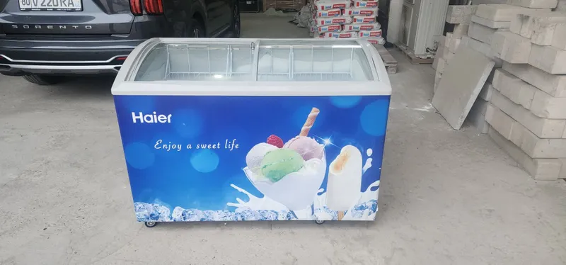 "Haier brendining vitrinali muzlatgichi (Морозилник] sotiladi
