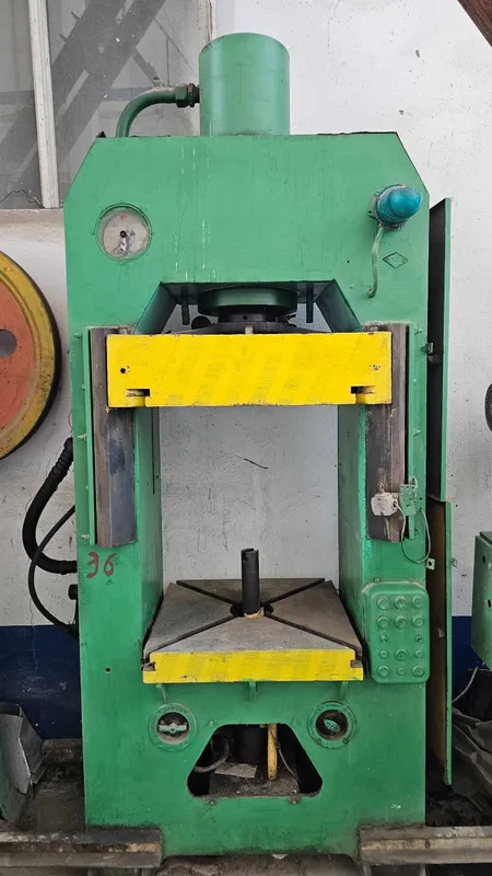 100 tonnalik sanoat gidravlik press sotiladi, narxi kelishiladi.