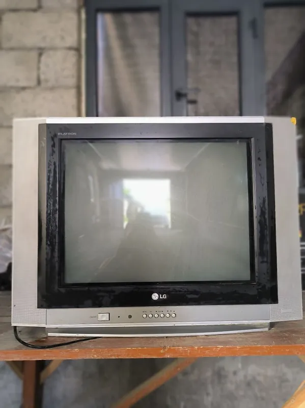 LG televizor model 21FX5RG-Z3