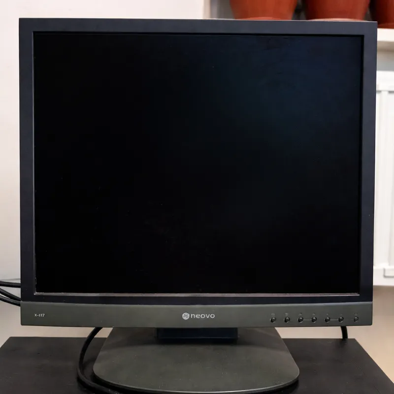 NEOVO 17" LCD Monitor Sotiladi