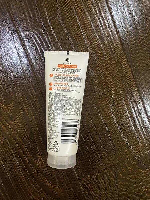 Пенка для умывания Neutrogena Deep Clean Acne Foaming Cleanser (100 г) — фото 1