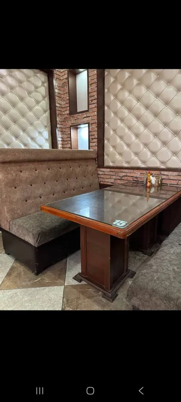 Стол и стуля . Стол диван