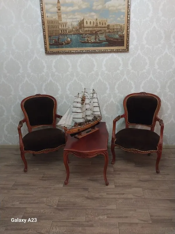 Продам 2 кресла и журнальный столик