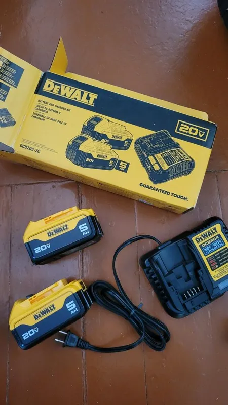 Акумлятор и зарядник Dewalt DCB205-2C 2 шт 5 Ah — фото 1