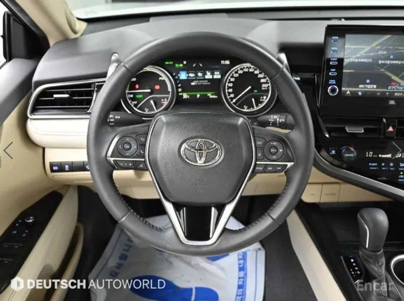 Toyota Camry 2.5 XLE Hybrid 8