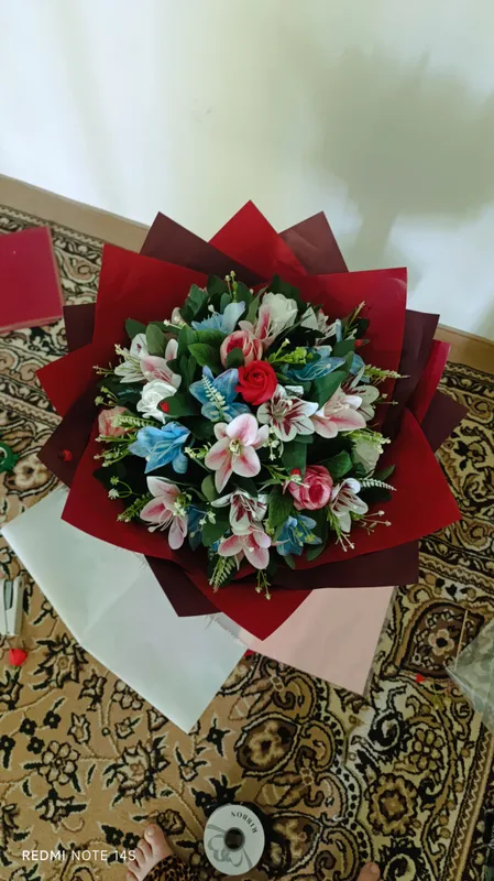 huddi jivoy gul efktini berib turadigan buket 1