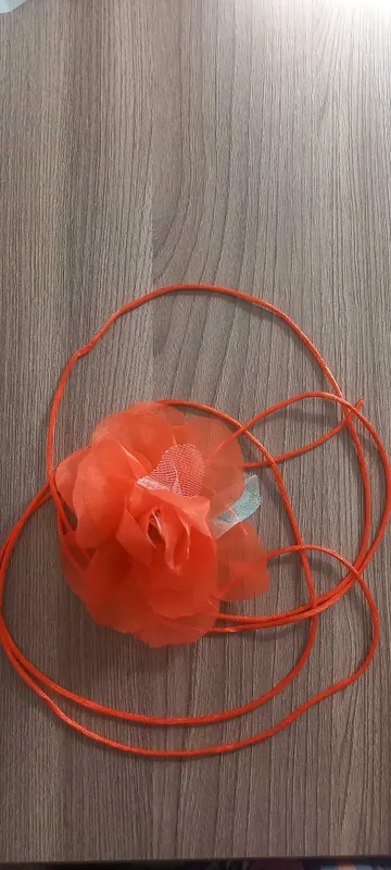 Bo‘yinga qizil choker 1 Bo‘yinga qizil choker 1