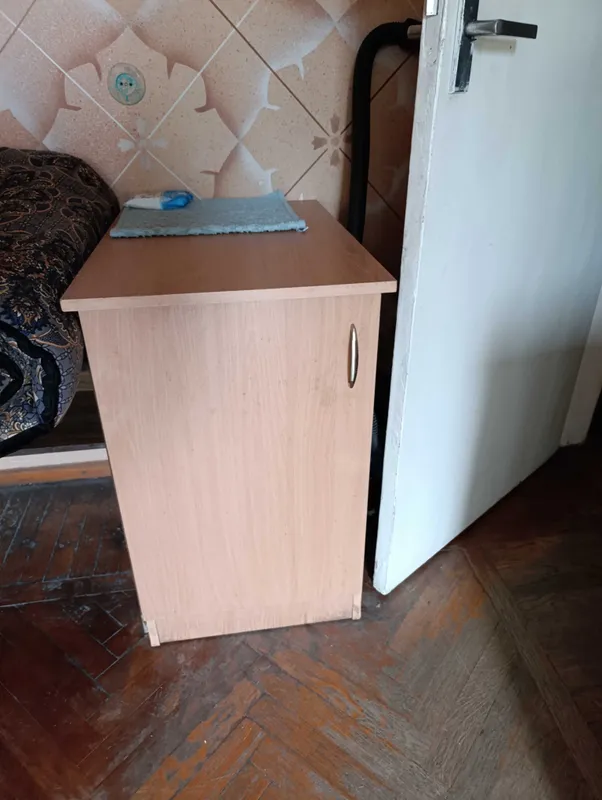 Шкафы для кухни , столешница , стол и четыре табуретки — фото 1
