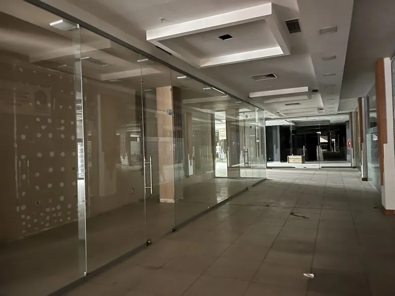 Стеклянные двери перегородки витрины для магазинов и бизнес центров