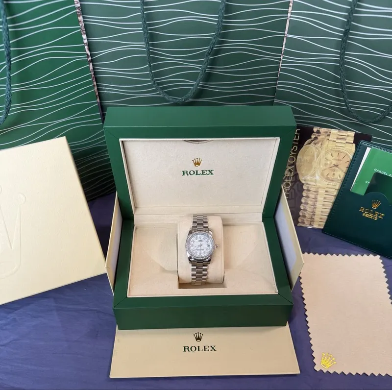 Женские часы Rolex, в подарочном каропке, с нежными элегатными камнями — фото 2