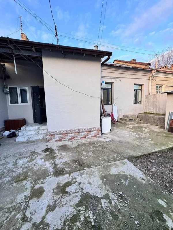 Трехкомнатный дом 50м2 Ташсельмаш с вьездом для авто 1.3 сот фасад 11 — фото 1