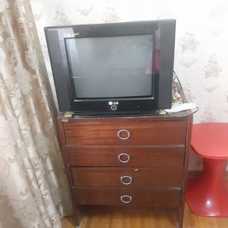 Телевизор с тумбочкой
