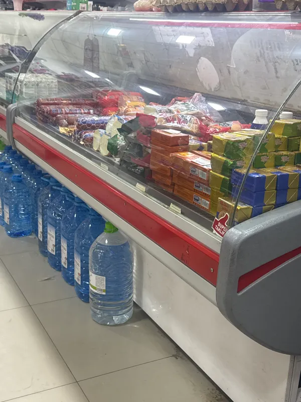 Xaldelnik oziq ovqat gusht kalbasniy sirniy vitrin