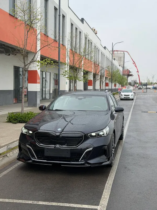 Bmw i5 40l 2025-Yil +dop option 4K Tv+ HUD 14.700Km KRASKA TOZZA!!!