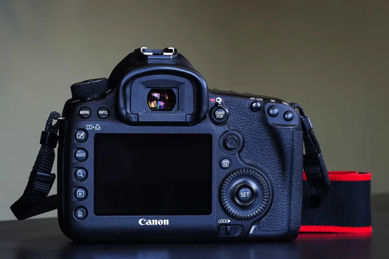 Canon 5D Mark III Body + SanDisk CF Extreme Pro 32GB + 16GB + ИК-пульт 3 Canon 5D Mark III Body + SanDisk CF Extreme Pro 32GB + 16GB + ИК-пульт 3