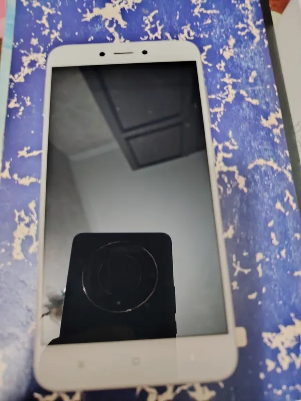 Redmi -4X телефон батарейку держит.