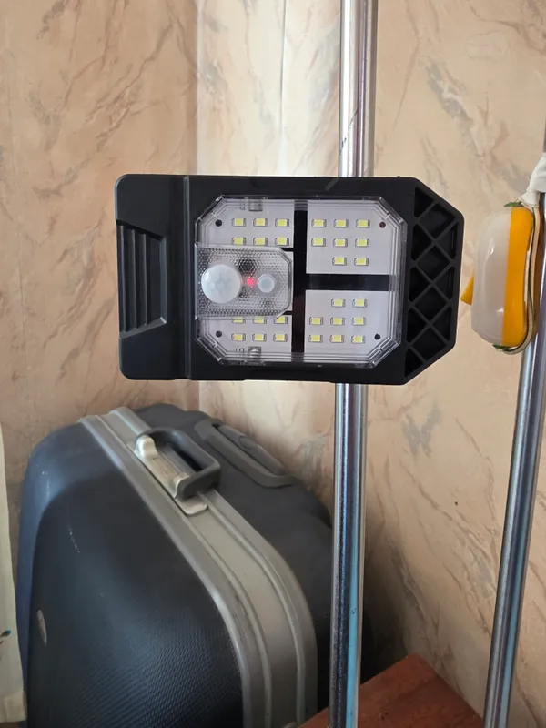 Quyosh batareyasida ishlaydigan LED lampa, qisqichli 4