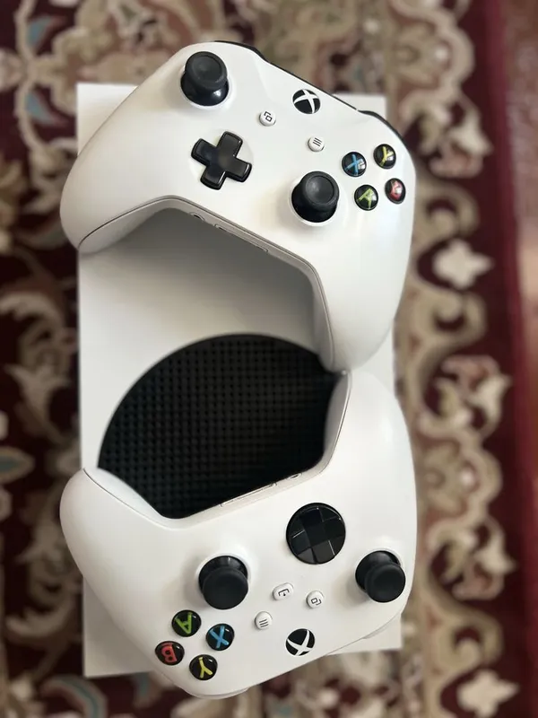 Xbox Series S o‘yinlar va ikkita джойстик bilan 7
