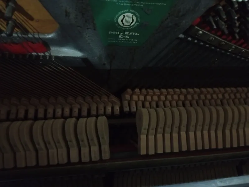 Пианино Lira российская модель C-5 3