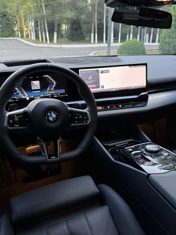 Bmw 530i M- paket 2025 yil Benzin Gibrid 5 litr rasxod qiladi — фото 5
