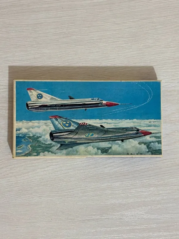 Сборная модель самолёта SAAB J35 Draken (винтаж)