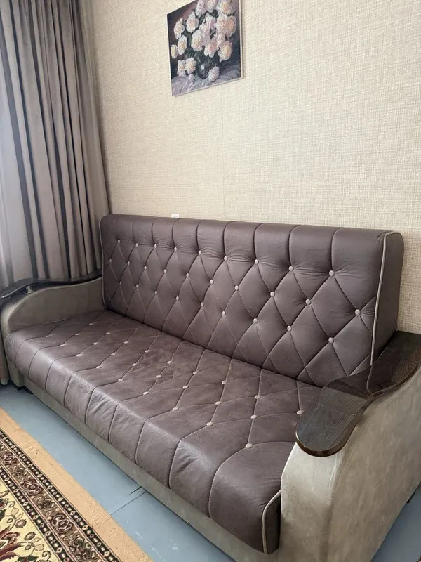 Продается диван в хорошем состоянии .