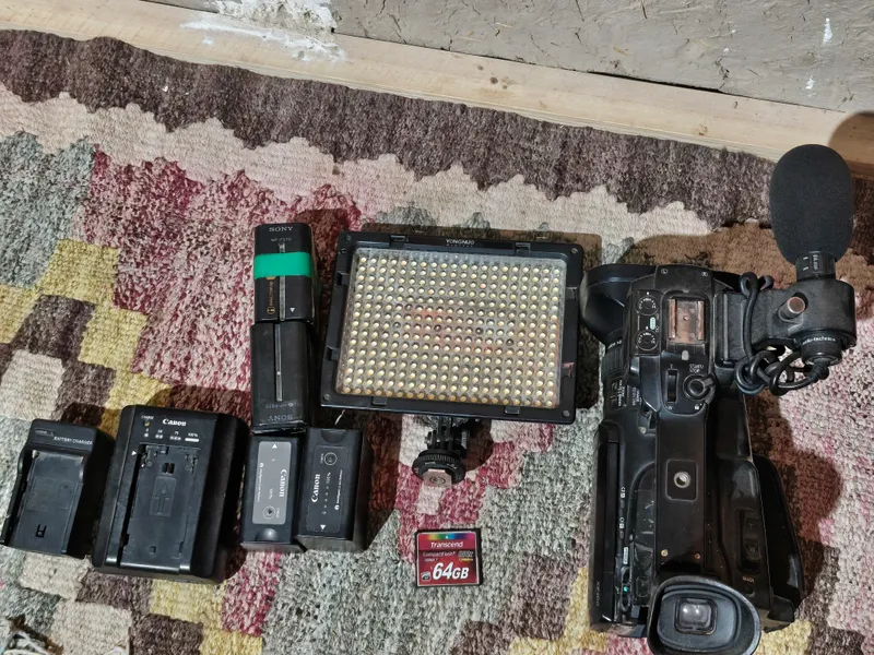 Canon XF100  64 lik fleshka bor 5 soat oladi 3