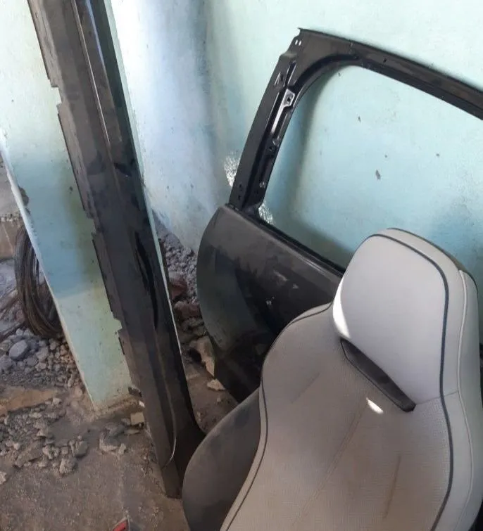 BYD chazor orqa chap taraf eshigi pataloq sidenya reminlari ham bor 2