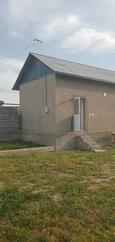 Үй сотилади, катта куча буйида, янги,