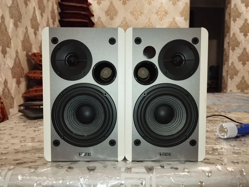 Edifier R1280DB.